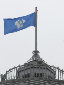 Belarus -- Flag on a cupola of CIS headquarters in Minsk, 18Feb2005