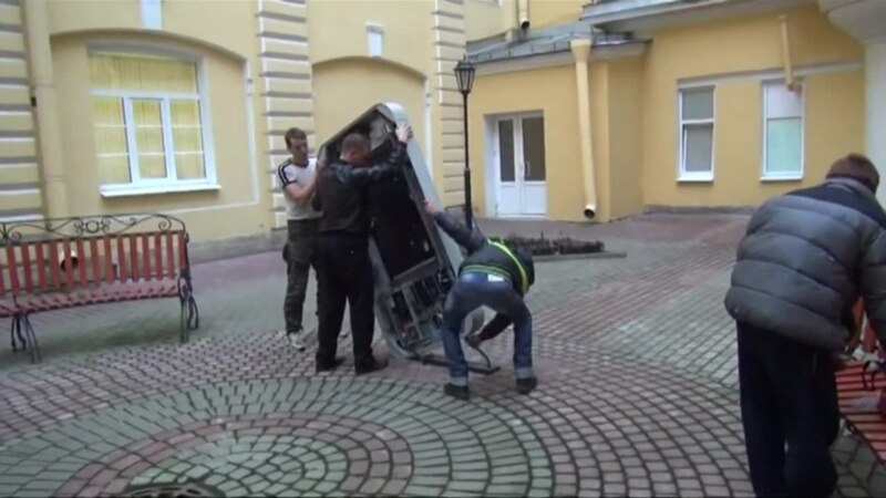В Петербурге снесли памятник Стиву Джобсу из-за заявлений Тима Кука