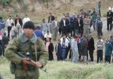 Kyrgyzstan - Uzbek Refugees and Border Guard, Barash, 19.05.05