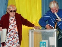 Ukraine -- Two elderly women cast their ballot at a polling station in Kyiv, 30Sep2007