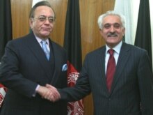 Afghanistan -- Pakistani Foreign Minister Khurshid Kasuri (L) with his Afghan counterpart Rangin Dadfar Spanta in Kabul, 07Dec2006