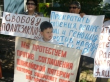 Kyrgyzstan/Uygurs – Uyghur minority representaives protest outside Chiene embasy in Bishkek,demanding the release of Huseyin Celil, 5Jul2006