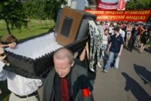 Russia – Media / democracy – Protesters carry a coffin with a TV set at an opposition rally against the government's 'information blockade', 21Jun2006
