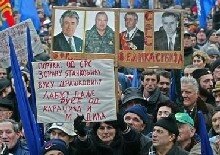 Serbia - Serbian Radical Party supporters at a demonstration backing war crimes suspect Ratko Mladic and other top fugitives from the Balkan conflict at a rally in Belgrade, 24 Feb. 2006