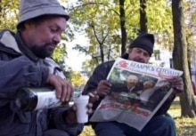 Belarus - Street scene: people read newspapers, 15 Oct. 2004