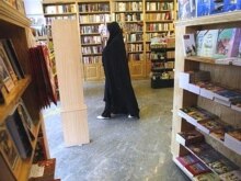 Iran - A woman browses at the Badragheh Javidan bookshop in Tehran. Authorities have recently closed several Iranian bookshop-cafés, allegedly for breaking rules forbidding combining two professionals. 27Oct2007