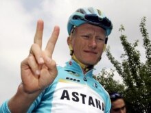 France -- Kazakh Alexander Vinokourov of Astana Wuerth cycling team shows a victory sign before a training session prior to the 2006 Tour de France near Strasbourg, 29Jun2006