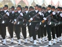 Iran -- Elite Revolutionary Guards march during an annual military parade to mark Iran's eight-year war with Iraq in Tehran, 22Sep2007