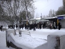 Azerbaijan -- Heavy snow-fall/Bus stop, Baku, 28Dec2006