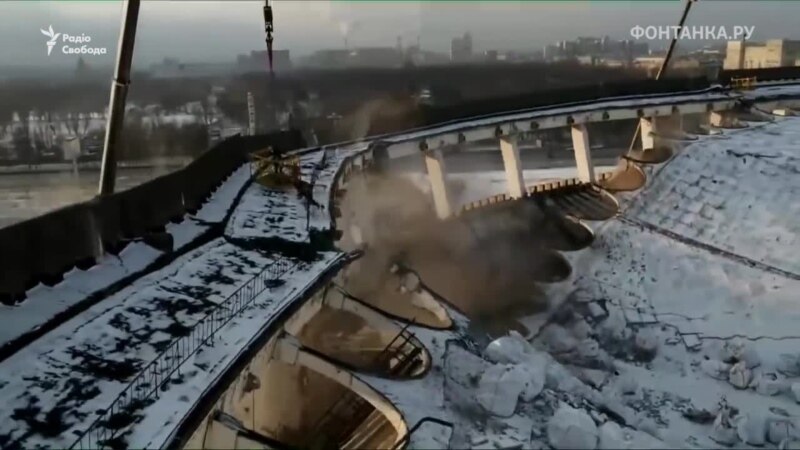 Кадры обвала крыши комплекса «Петербургский» в России (видео)