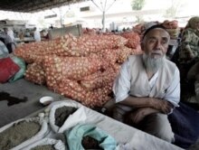 Uzbekistan -- a farmer sells onions at the market in the eastern city of Andijon (Andijan). 10Jun2005