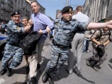 Russia -- Policemen detain British gay-rights activist Peter Tatchell, participant of a gay-rights demonstration in Moscow, 27May2007