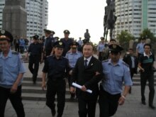 Kazakhstan - Leader of unregistered Algha Party Asylbek Kozhakhmetov being detained by police, 06Jun2007