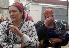 Tajikistan - Some residents of Dushanbe protested against destroying their houses at President Palace, Dushanbe, 15Apr2008