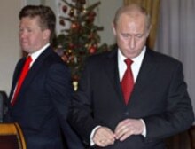 Russia – President Vladimir Putin (R) and Gazprom CEO Aleksei Miller (L). Pictured on 4 January 2006. (Size: 155x220). Source: EPA.