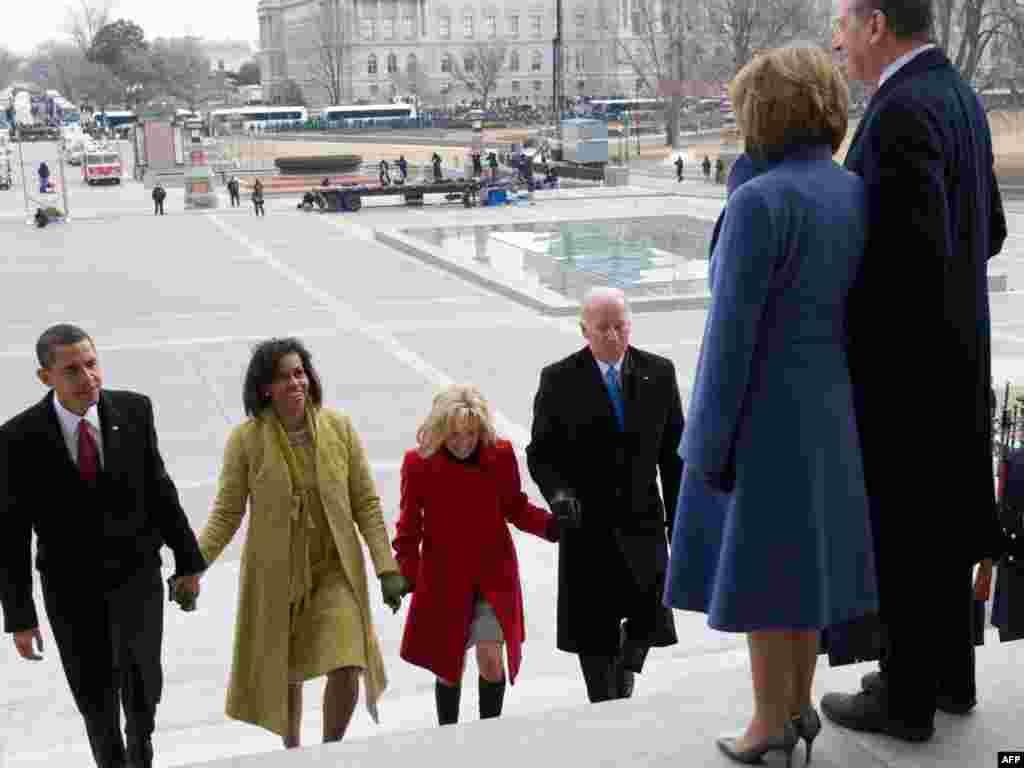 Presidenti Barack Obama dhe zonja Michelle - Nënpresidenti Joe Biden dhe zonja Jill - Obama20 UNITED STATES, Washington : (L-R) US President Barack Obama walks back into the US Capitol alongside his wife, Michelle, and US Vice President Joe Biden and his wife, Jill, after former US President George W. Bush and his wife, Laura, left the US Capitol on the presidential helicopter after Obama was sworn in as the 44th US president in Washington, DC, on January 20, 2009