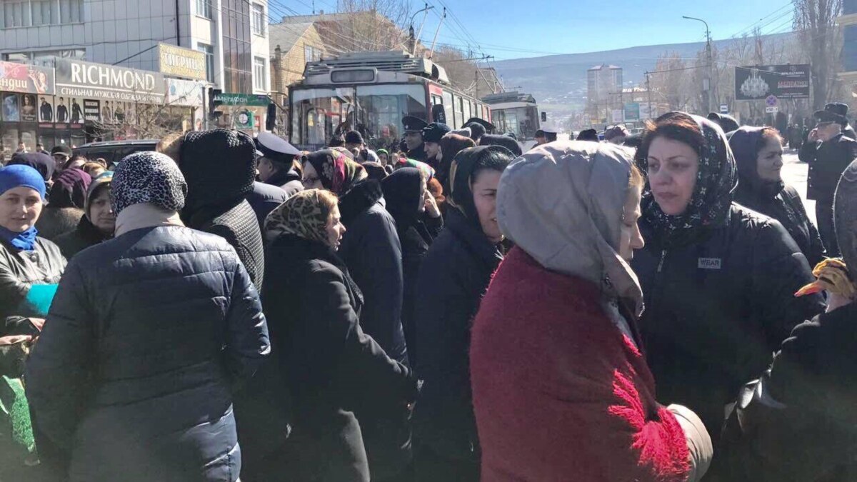 В Махачкале торговцы сгоревшего рынка требуют встречи с мэром