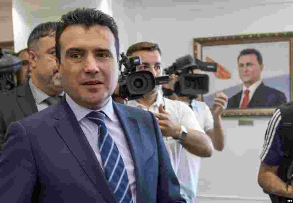 МАКЕДОНИЈА - Премиерот Зоран Заев рече дека и поранешниот премиер Никола Груевски и Унгарија треба да дадат одговор дали Груевски доброволно ја напуштил Македонија или бил киднапиран. Тој рече дека е јасно дека Груевски побегнал преку Албанија и Црна Гора со унгарско дипломатско возило. Заев додаде дека, како што рече, Груевски лаже дека имал смртни закани.