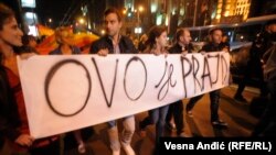 Protesta në Beograd kundër vendimit të qeverisë për të ndaluar Paradën e Homoseksualëve. 