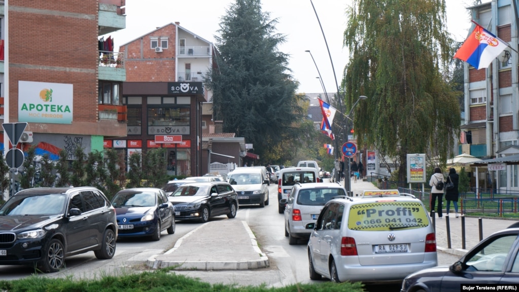 Serbët po kundërshtojnë planin e Qeverisë së Kosovës prej tri fazash. Në fazën e parë, shoferët me targa serbe (sikurse KM, PZ, PR e të ngjashme) do të qortohen, në fazën e dytë do të gjobiten me nga 150 euro, ndërkaq në fazën e tretë do të përdoren targat provuese. Pas 21 prillit, ekzekutivi në Prishtinë ka thënë se vetëm makinat me targa RKS do të mund të qarkullojnë në territorin e Kosovës. 