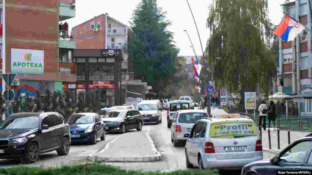 Srbi se protive sprovođenju plana o tri faze Vlade Kosova. U prvoj fazi biće upozoravani vozači sa srpskim tablicama (kao što su KM, PZ, PR i sl.), u drugoj će biti kažnjeni novčanom kaznom od 150 evra, dok će se u trećoj fazi koristiti probne tablice. Posle 21. aprila, izvršna vlast u Prištini saopštila je da će na teritoriji Kosova moći da saobraćaju samo automobili sa RKS registarskim oznakama.
