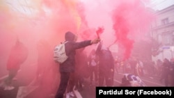 Simpatizanții partidului Șor au adus la protestul antiguvernamental din 6 noiembrie coroane funerare și au aprins fumigene colorate.
