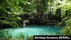 Lacul Ochiul Beiului, din Parcul Național Cheile Nerei-Beușnița, unul din cele 13 parcuri naționale din România.