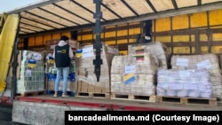 Alimente donate de agenții economici Asociației „Banca de alimente”, specializată în recuperarea produselor alimentare .