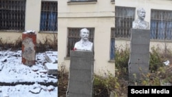 Поломанный памятник Дзержинскому. Фото: VK / Иван Федин