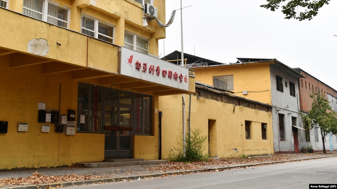 O „secție de poliție” chineză care ar funcționa fără știrea Ministerului de Interne din Ungaria, 27 octombrie 2022. Activiștii pentru drepturile omului spun că astfel de avanposturi ar putea fi folosite pentru a urmări și hărțui disidenții din străinătate.