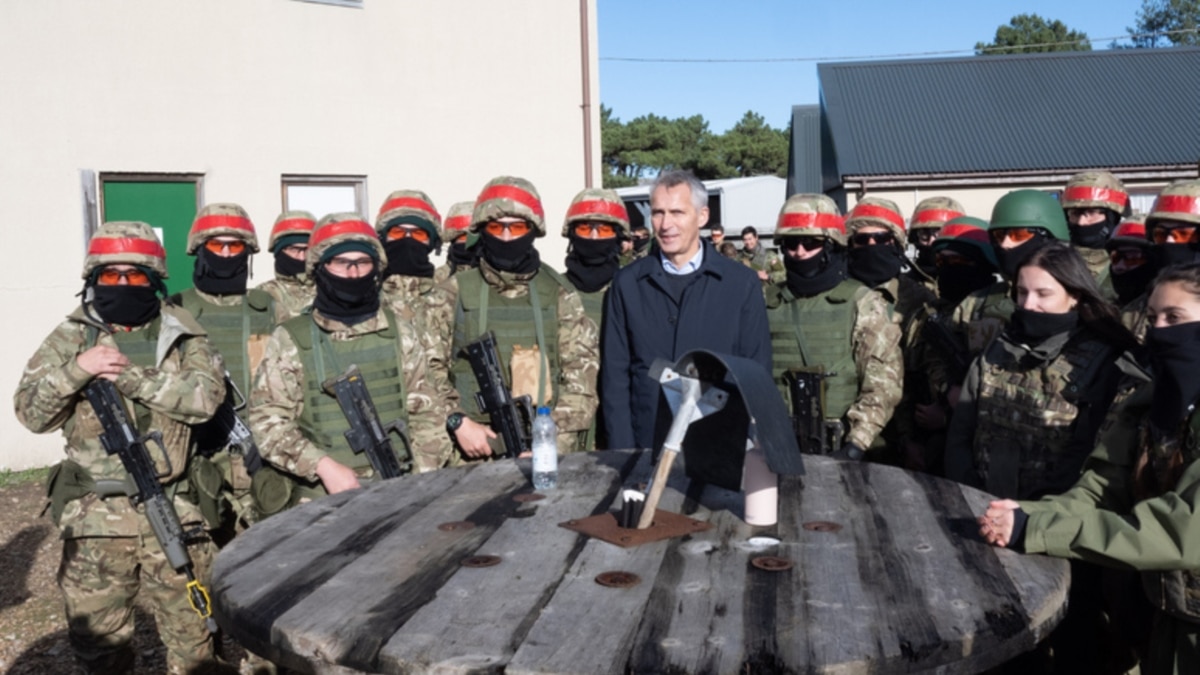 Генсекретар НАТО відвідав українських військових на навчаннях у Британії
