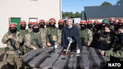 Велика Британія. Генеральний секретар НАТО Єнс Столтенберг відвідав навчальну програму для Збройних сил України, листопад 2022 року