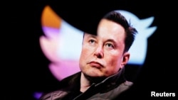 U mejlu koji je poslao zaposlenima Musk je napisao da će zaposleni "morati da budu izuzetno tvrdokorni" da bi napravili "Twitter 2.0" i da će za uspeh biti potrebni dugi sati rada visokog intenziteta.