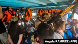 Turisti čekaju na brodu u kojem su bili zatočeni u zajednici Cuninico u Loretu, sjeverno od Perua, 4. novembar 2022.