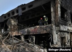 Спасатели разбирают завалы на месте, где произошел ракетный удар по Заорожью 6 ноября этого года