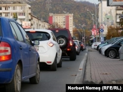 Pe lângă faptul că poluează atmosfera, mașinile contribuie și la fenomenul poluării fonice. Comportamentul șoferilor este una dintre cauze: claxoane nedorite, frâne bruște și turarea exagerată a motorului.