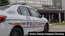 O mașină a poliției în fața hotelului în care a fost găsit mort militarul de 41 de ani.