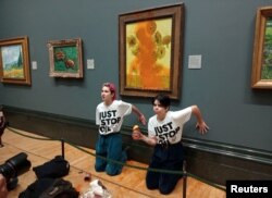 Екоактивисти от "Просто спрете петрола" заляха с доматена супа "Слънчогледите" на Ван Гог в Националната галерия в Лондон на 14 октомври.