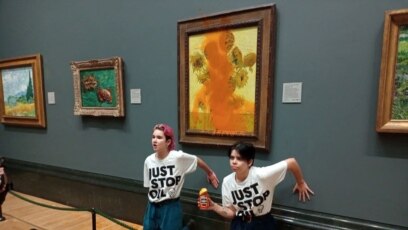 Хем е странно хем незаконно хора отиват в музеите