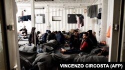 Migranti na humanitarnom brodu "Ocean Viking", 6. novembar 2022. Foto: AFP/Vincenzo Circosta