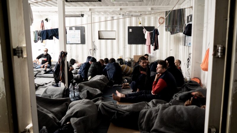 Anija me 230 migrantë ankorohet në portin francez