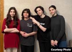 Сестры из Дагестана Аминат Газимагомедова, Хадижат Хизриева, Патимат Хизриева, Патимат Магомедова недавно бежали от домашнего насилия