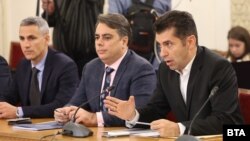 Андрей Гюров, Асен Василев и Кирил Петков по време на лидерската среща с ГЕРБ, проведена в парламента
