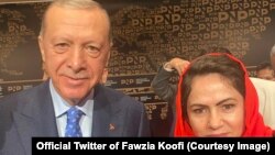 د عکس ښي لور ته فوزیه کوفي او چپ لور ته  د ترکیې له ولسمشر رجب طیب اردوغان 