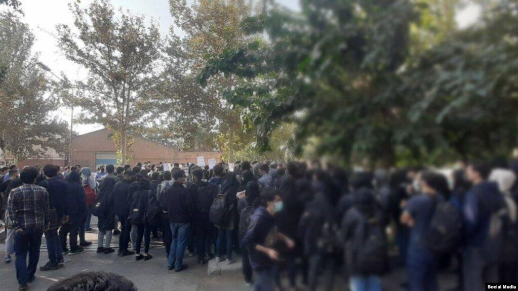 تجمع دانشجویان دانشگاه علم و صنعت در روز ۱۴ آبان در اعتراض به بازداشت، ممنوع‌الورودی و تعلیق دانشجو‌یان؛ عکس از کانال شوراهای صنفی دانشگاه‌های ایران