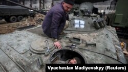 Militari ucraneni repară un vehicul blindat rusesc capturat, regiunea Harkov, 3 noiembrie 2022.