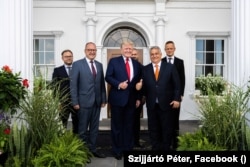 Orbán Balázs, a miniszterelnök politikai igazgatója, Németh Zsolt országgyűlési képviselő, Donald Trump volt amerikai elnök, Orbán Viktor miniszterelnök és Szijjártó Péter a korábbi amerikai elnök New Jersey állambeli, bedminsteri birtokán 2022. augusztus 2-án