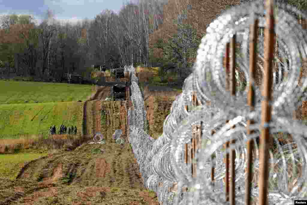 Gardul de sârmă ghimpată care se vede în această fotografie este o barieră temporară de-a lungul graniței dintre Kaliningrad și Polonia, înainte de începerea lucrărilor la un gard &bdquo;electrificat&rdquo; care va avea o înălțime de 2,5 metri.