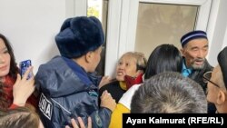 В суде по делу лидера незарегистрированной Демпартии Жанболата Мамая сторонники активиста потребовали допустить их в зал суда из-за плохого качества звука с мониторов. Алматы, 9 ноября 2022 года