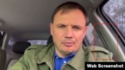 Назначениот од Русија заменик-шефот на Херсонската област Кирил Стремусов целосно го отстрани безбедносниот појас на возачот од неговиот автомобил 